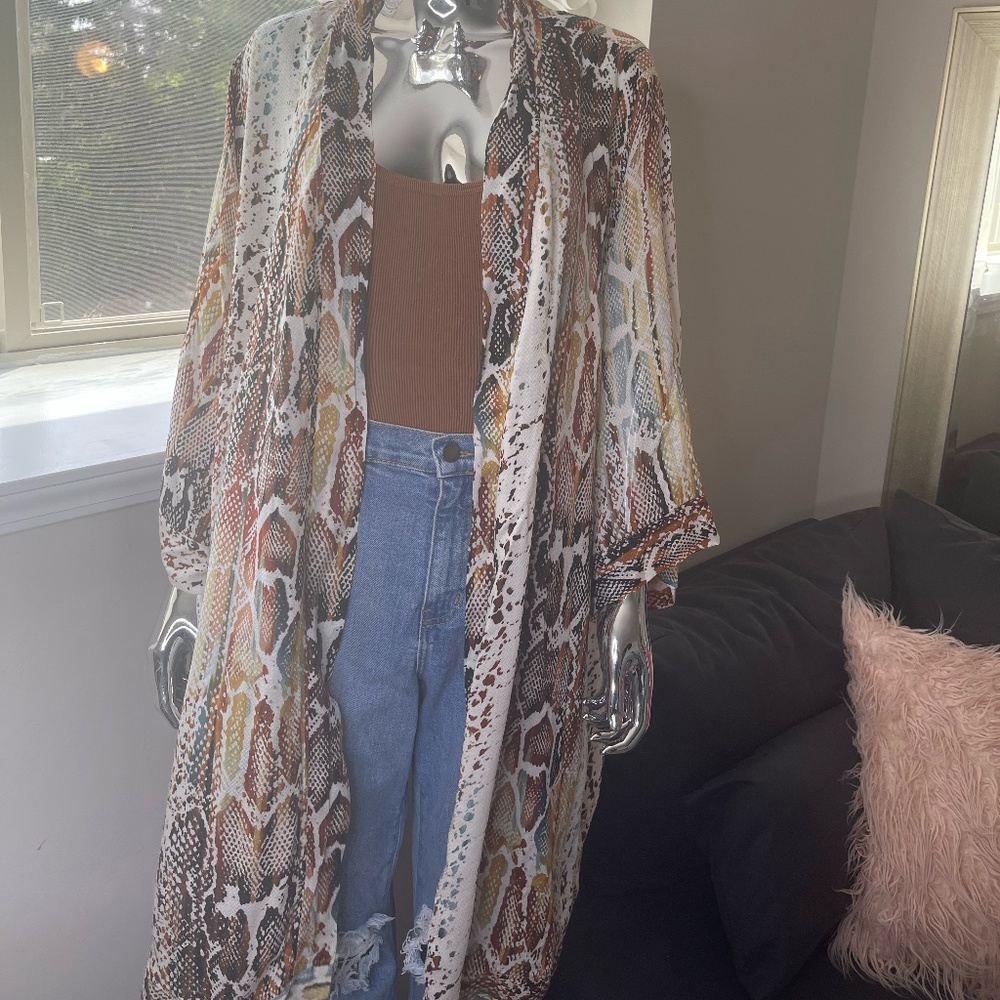 Olivaceous l Rainbow Snake Kimono features an open body and mid length.